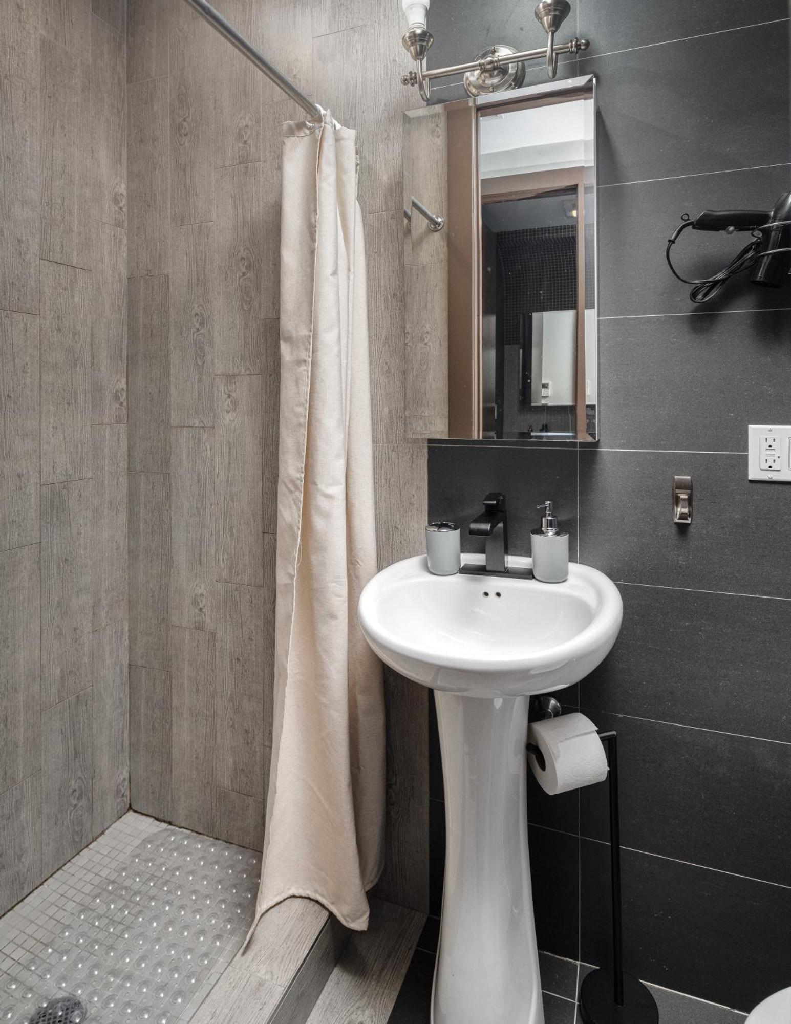 Apartment Stylish 3bd In Manhattan