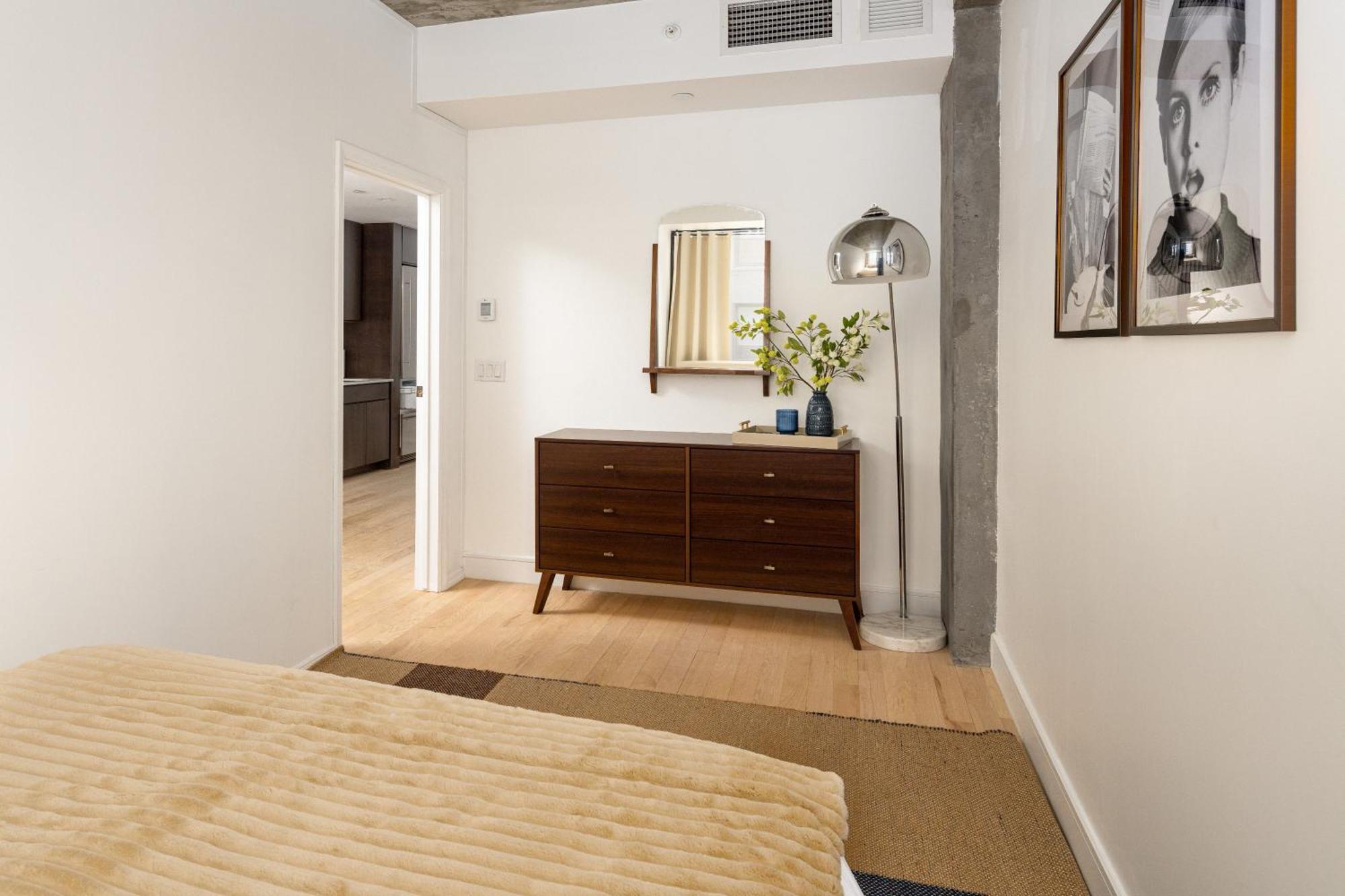 Luxury Full Floor Chelsea With Washerdryer 2bd Apartment