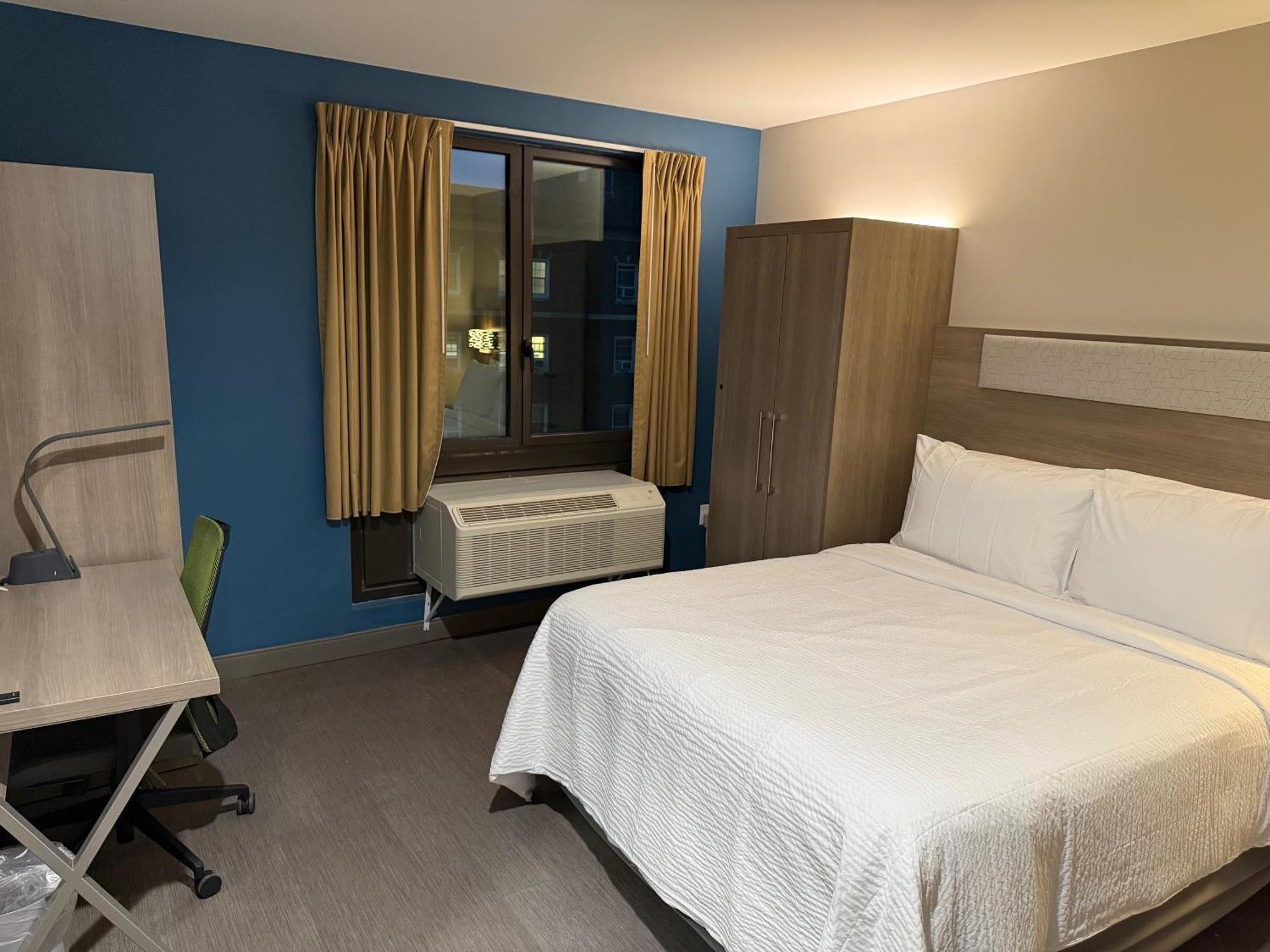 Hotel Holiday Express & 3*