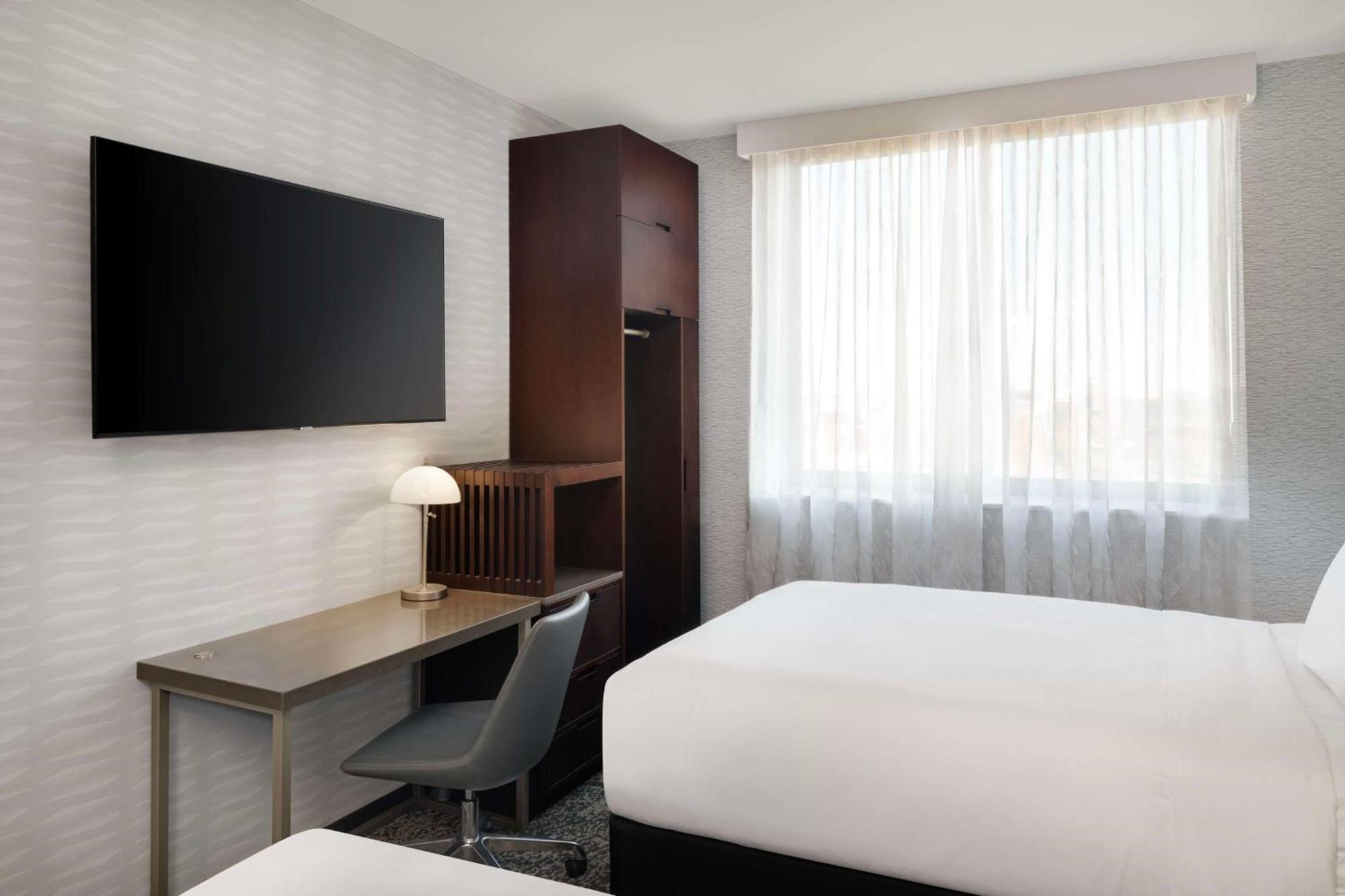 Aiden By Western Long Island Hotel 3*