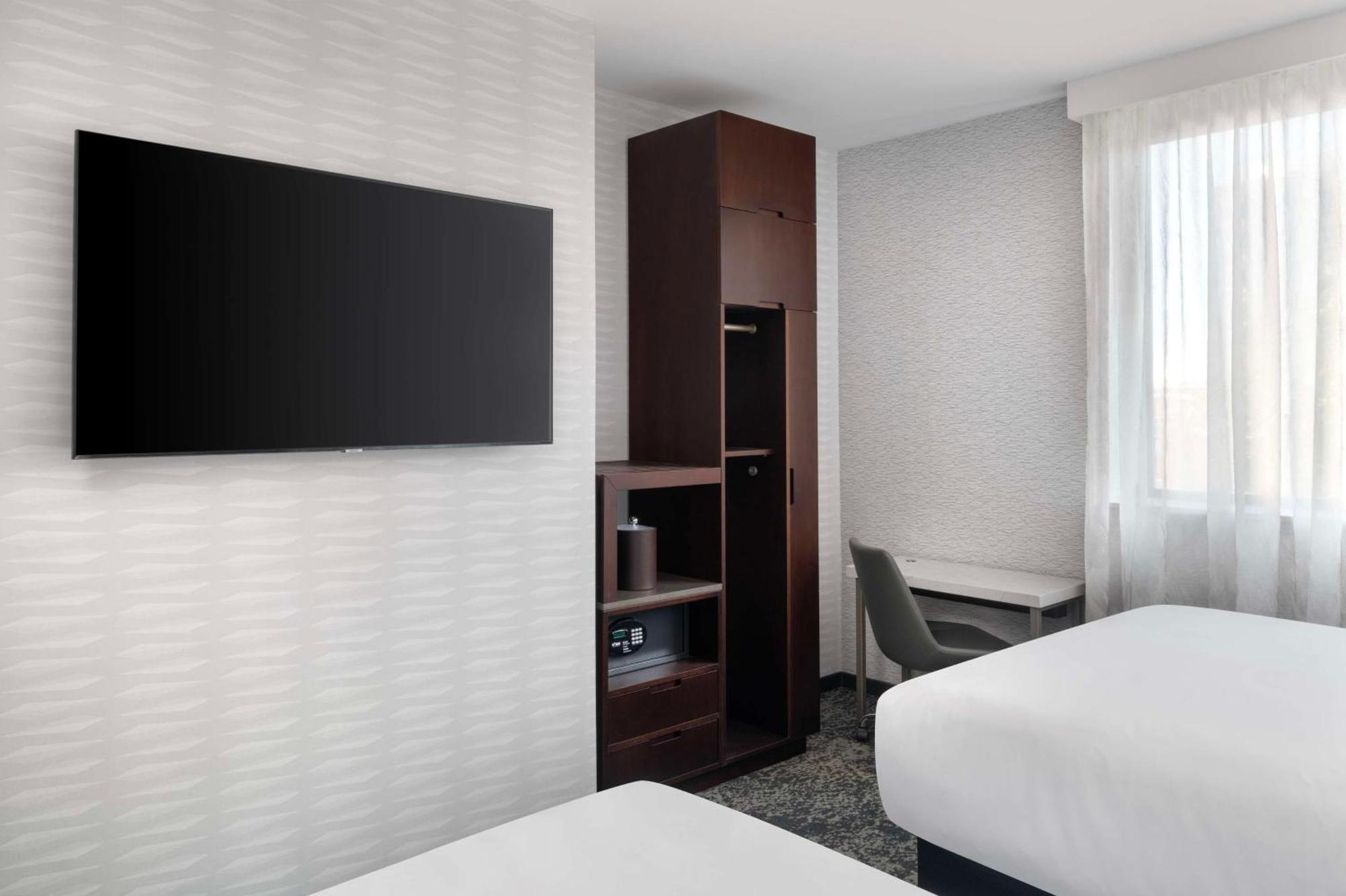 Aiden By Western Long Island Hotel 3*