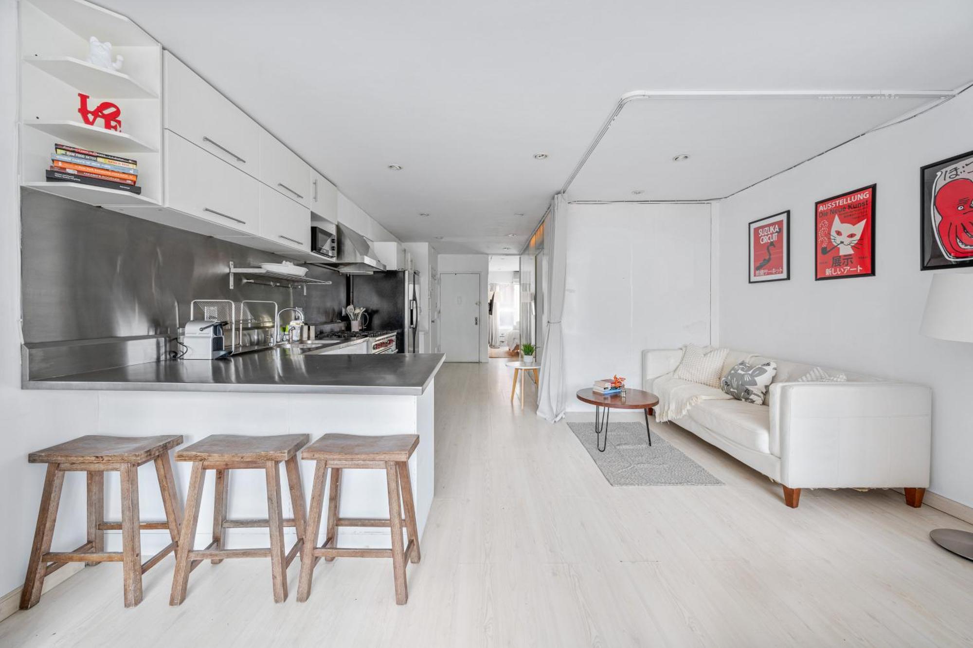 Apartment Chinatown Essential 2 Bedroom 900 Square Feet *