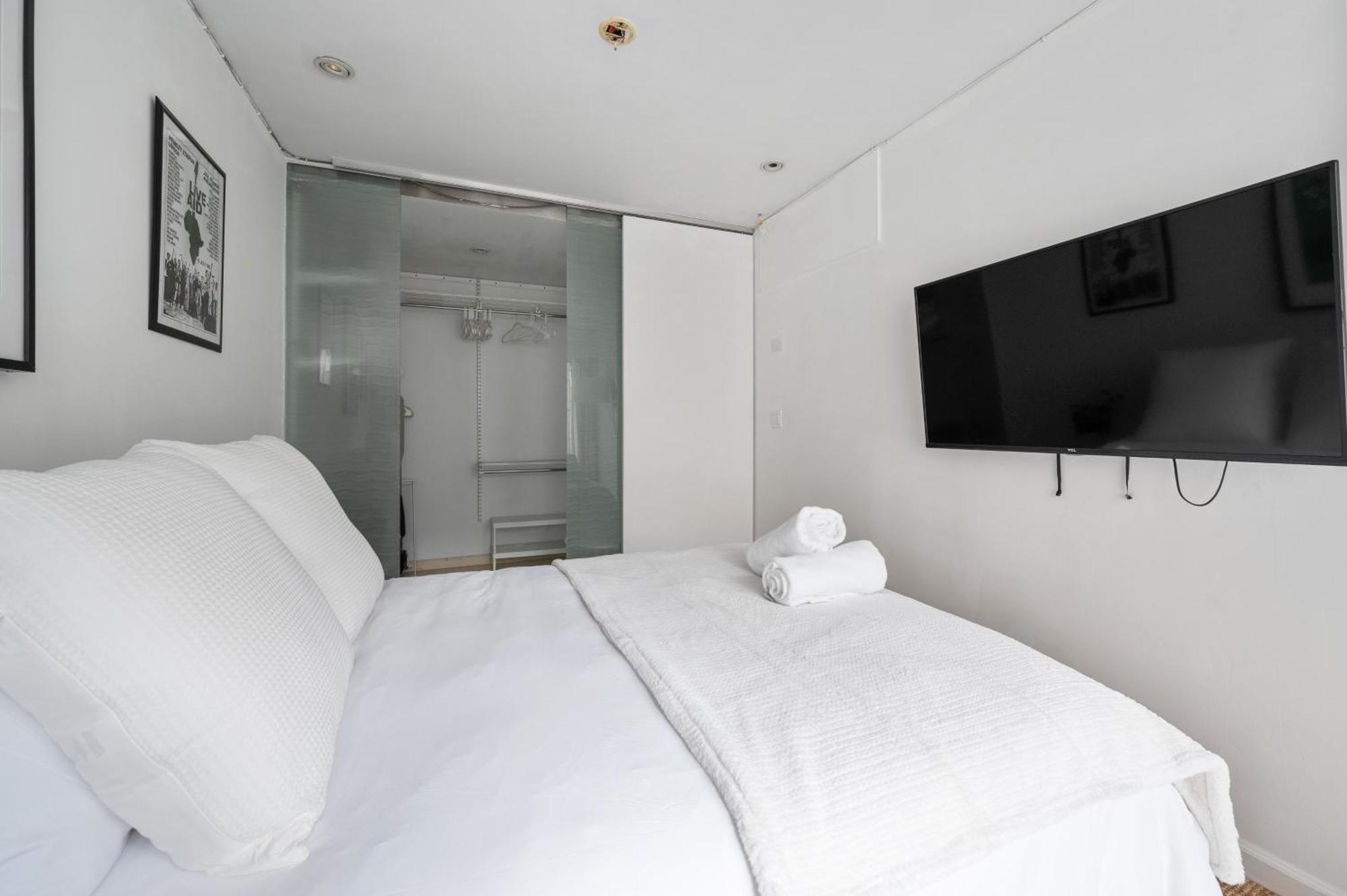 Apartment Chinatown Essential 2 Bedroom 900 Square Feet
