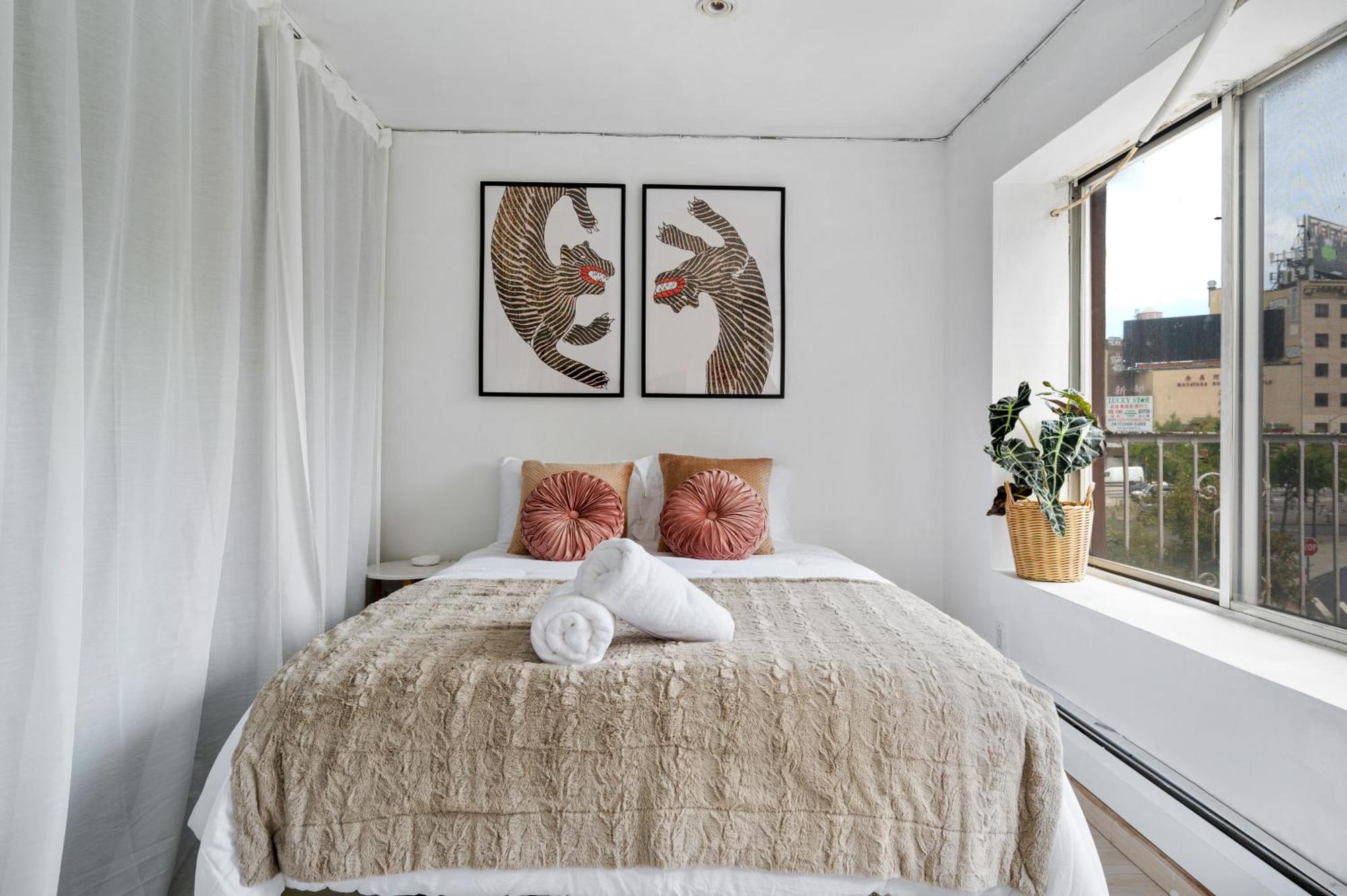 Apartment Chinatown Essential 2 Bedroom 900 Square Feet *