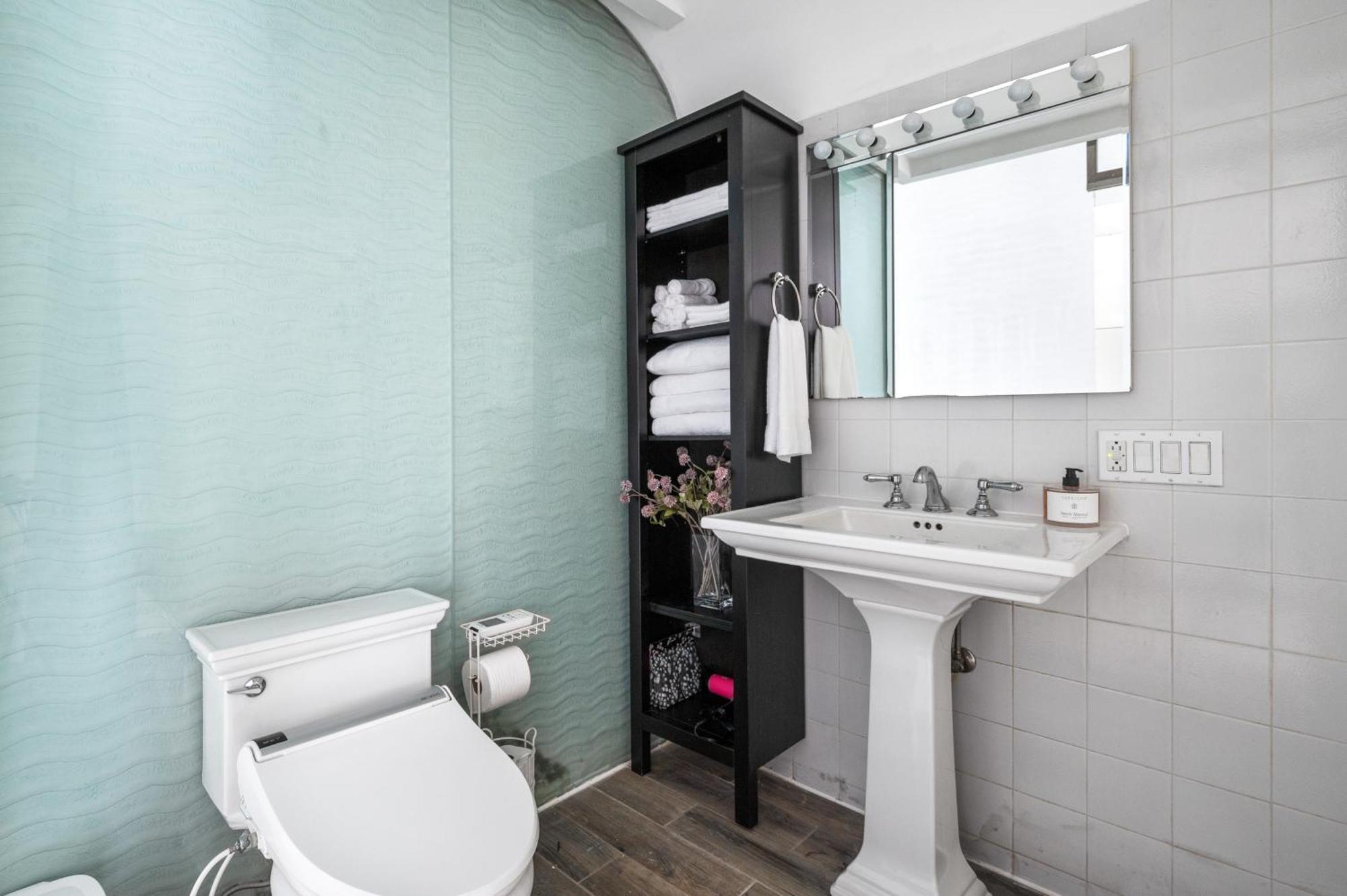 Chinatown Essential 2 Bedroom 900 Square Feet *