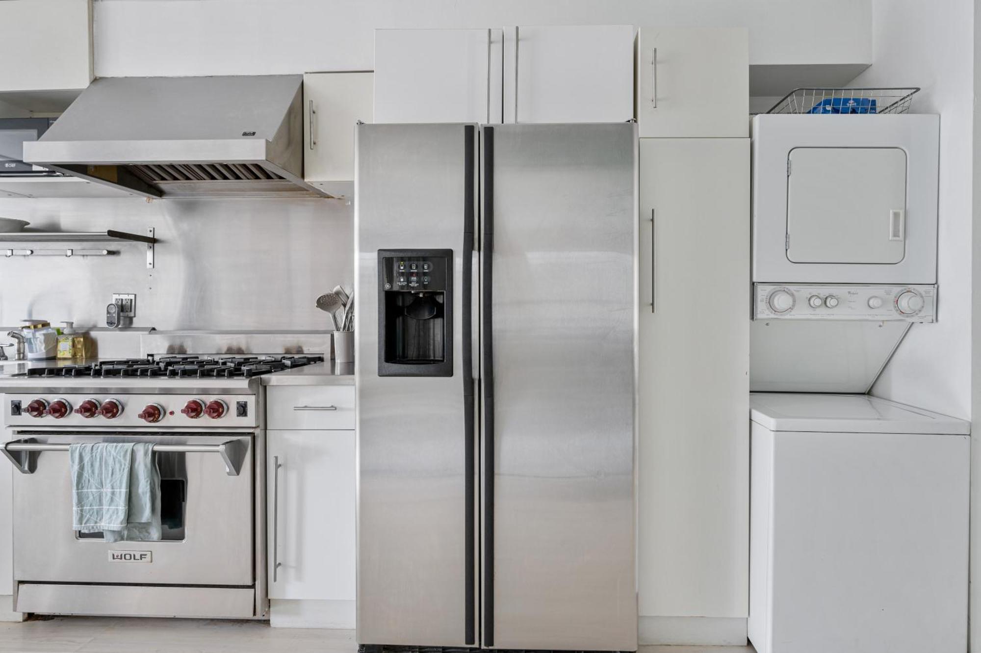 Chinatown Essential 2 Bedroom 900 Square Feet Apartment *