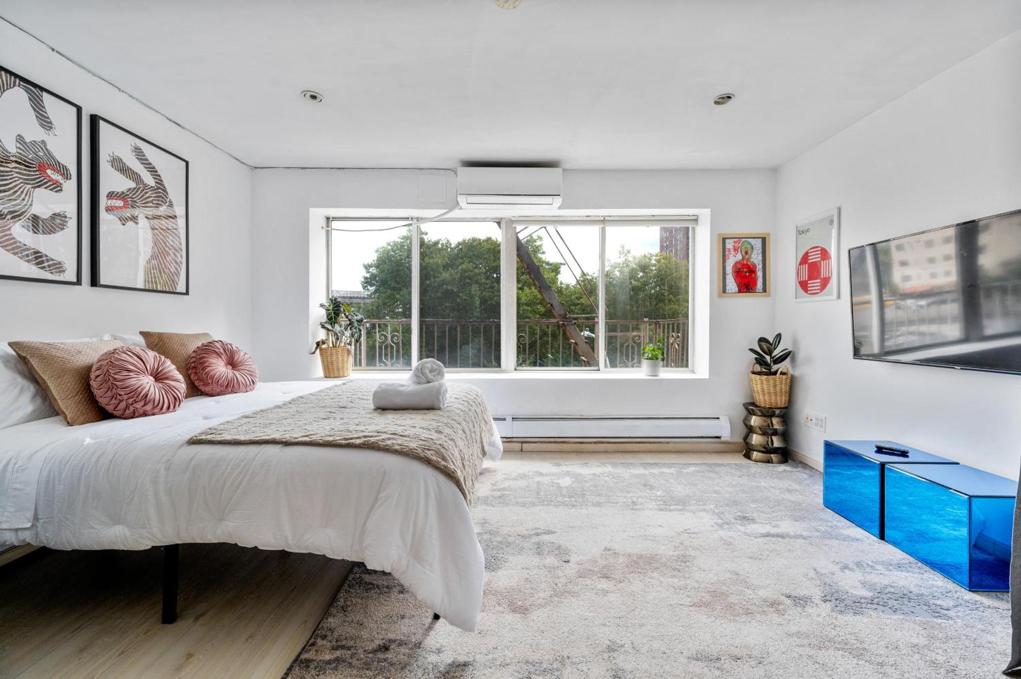 Apartment Chinatown Essential 2 Bedroom 900 Square Feet