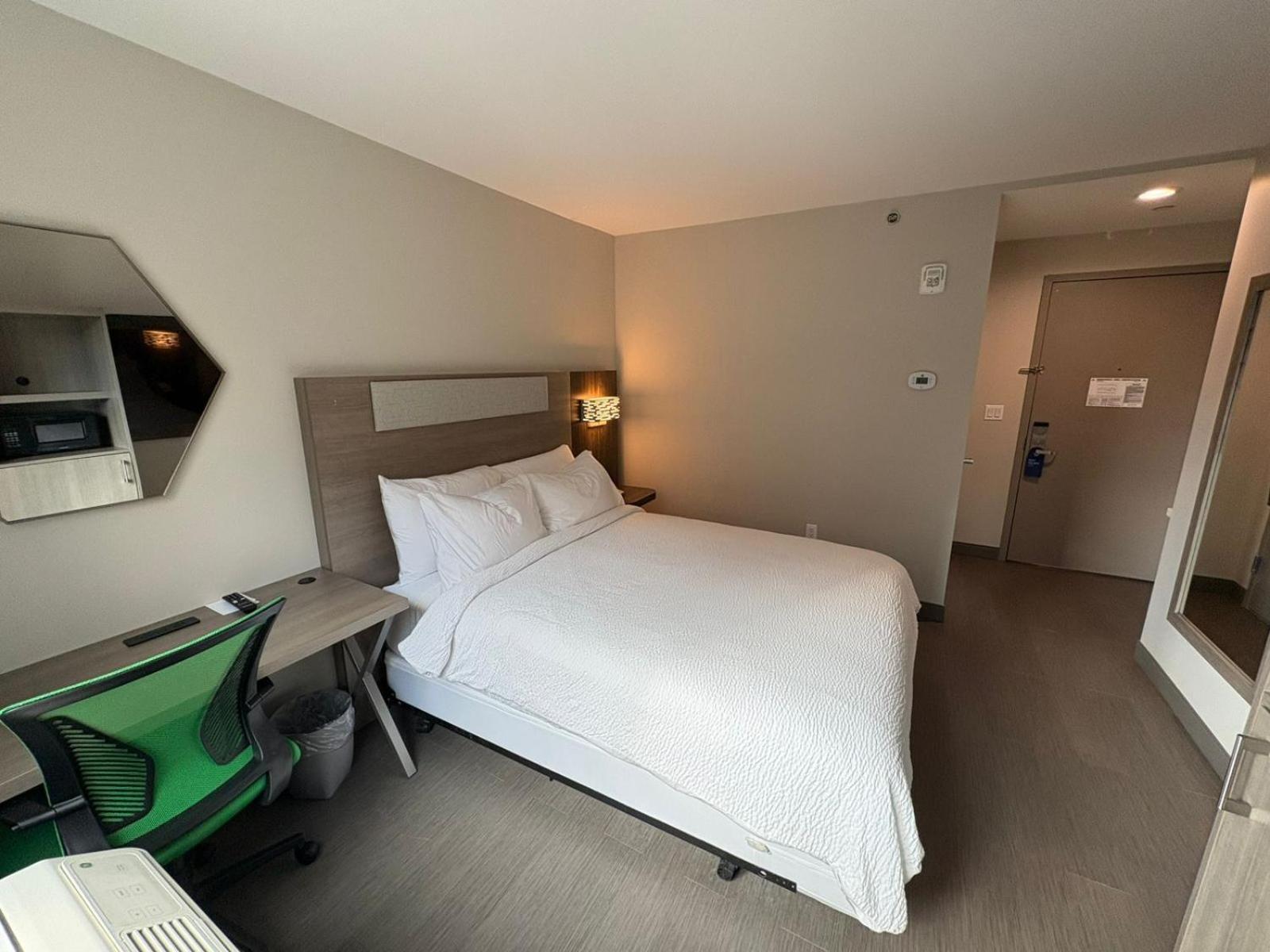 Holiday Express & Hotel