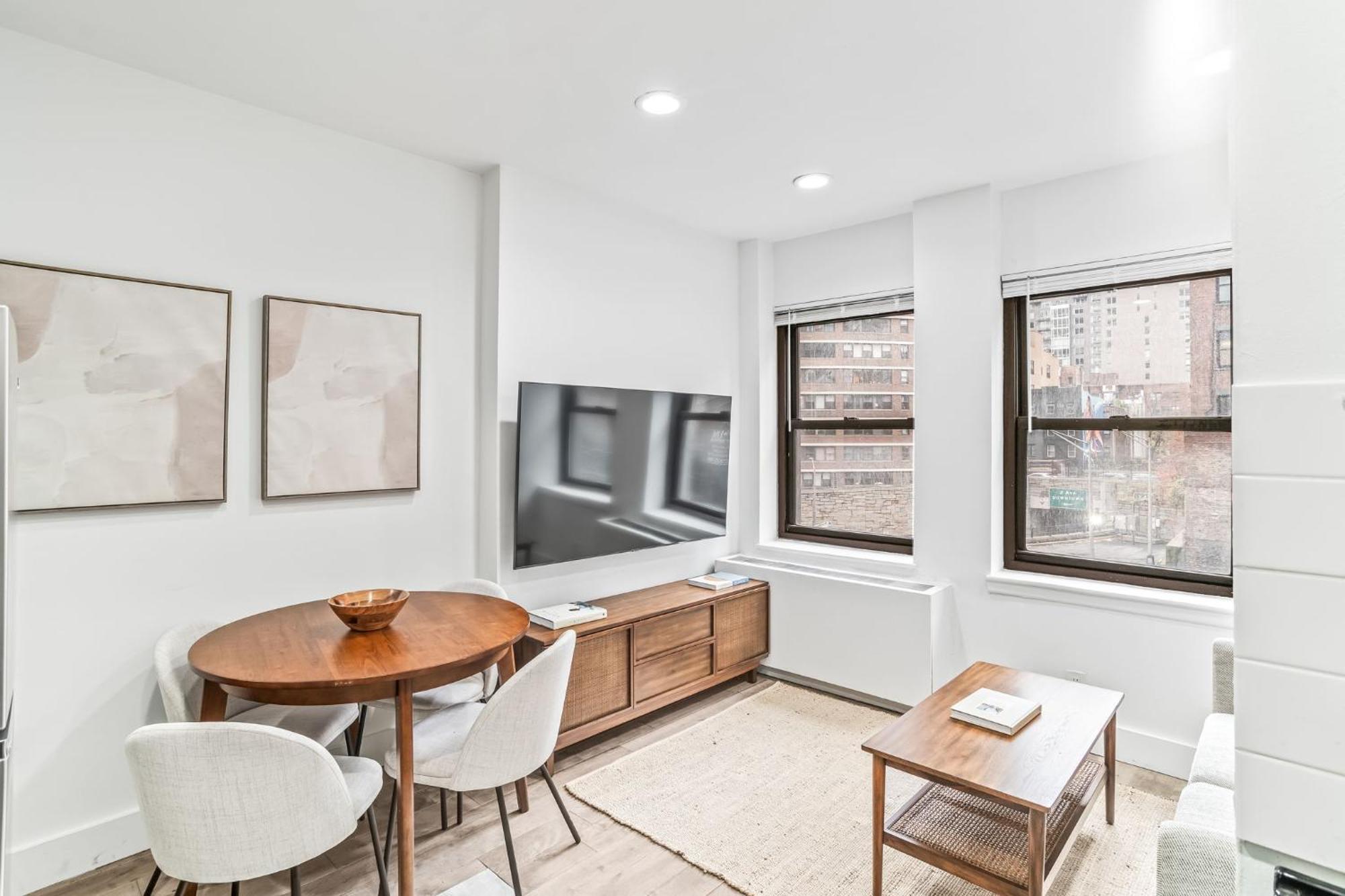 Sleek 2 Bed 1 Bath By Chrysler Building & Bustling Murray Hill * New York