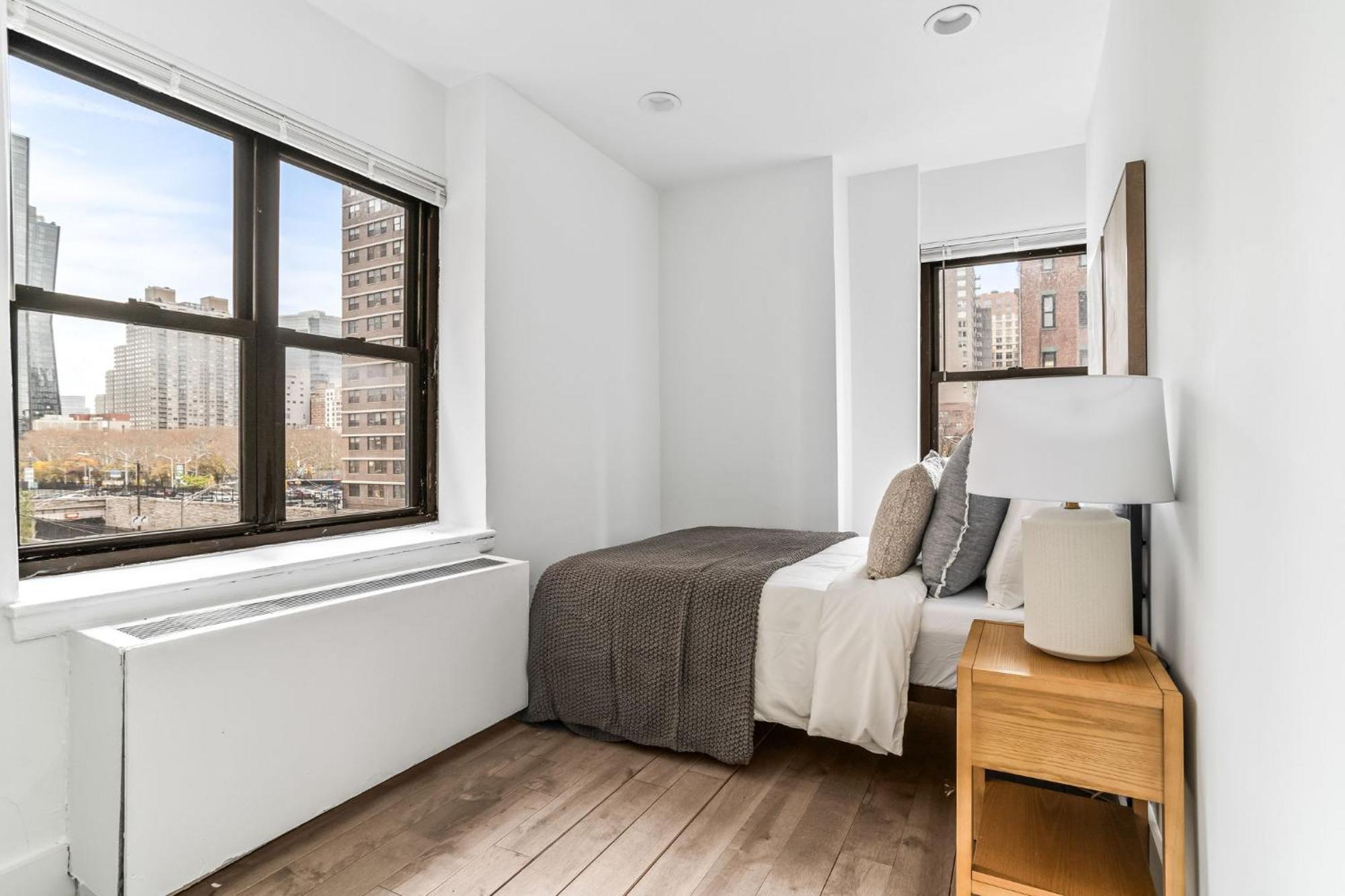 Sleek 2 Bed 1 Bath By Chrysler Building & Bustling Murray Hill New York