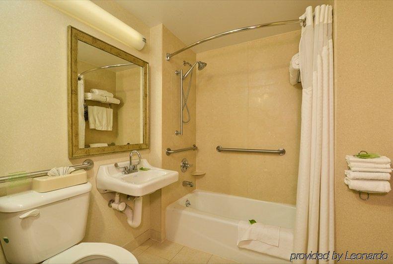 Holiday Express Staten Island West Hotel 3*