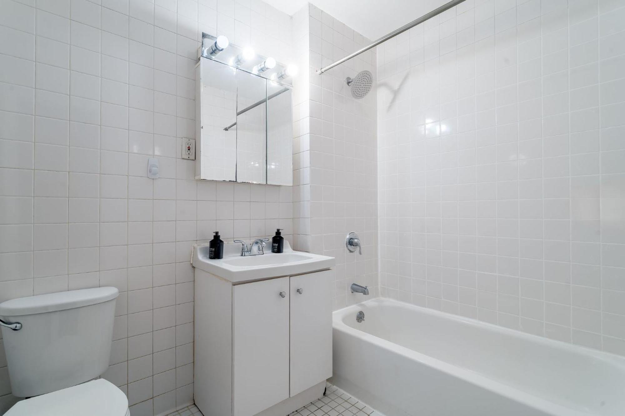 And Cozy 3br 1ba Escape In Hells Kitchen Close To Times Square *