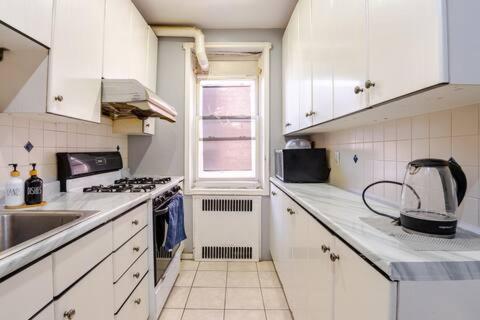 2 Large Bedrooms In Rego Park Apartment
