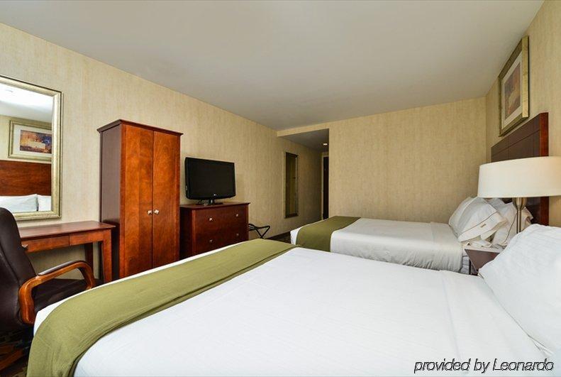 Holiday Express Staten Island West 3*