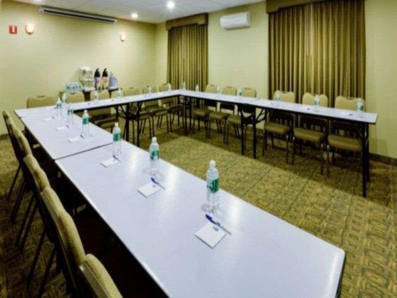 Hotel Holiday Express Staten Island West 3*