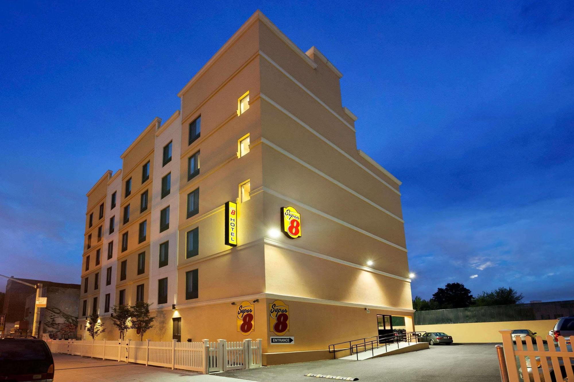 Super 8 Bronx 2* New York
