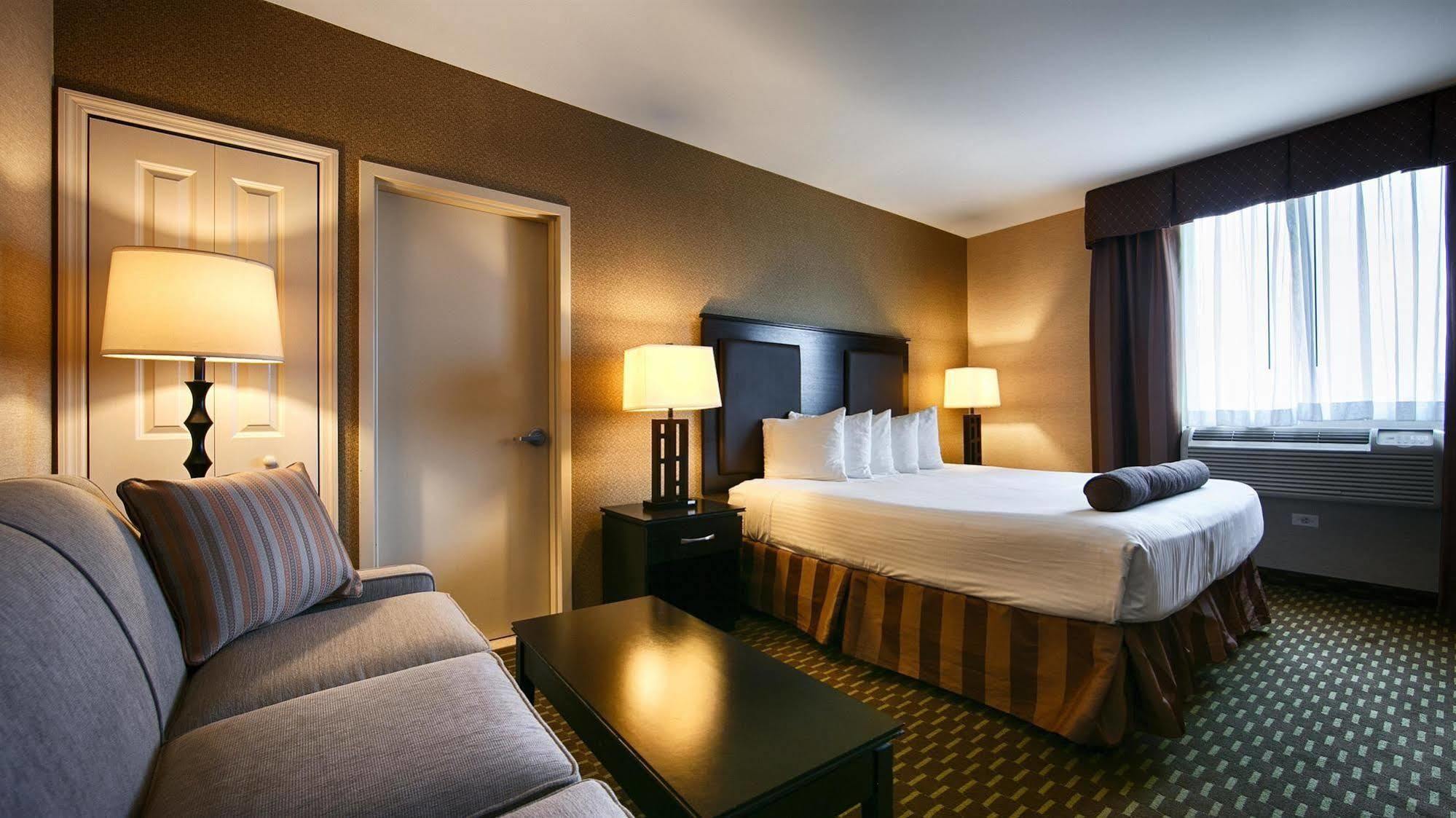Western Plaza Hotel 3*