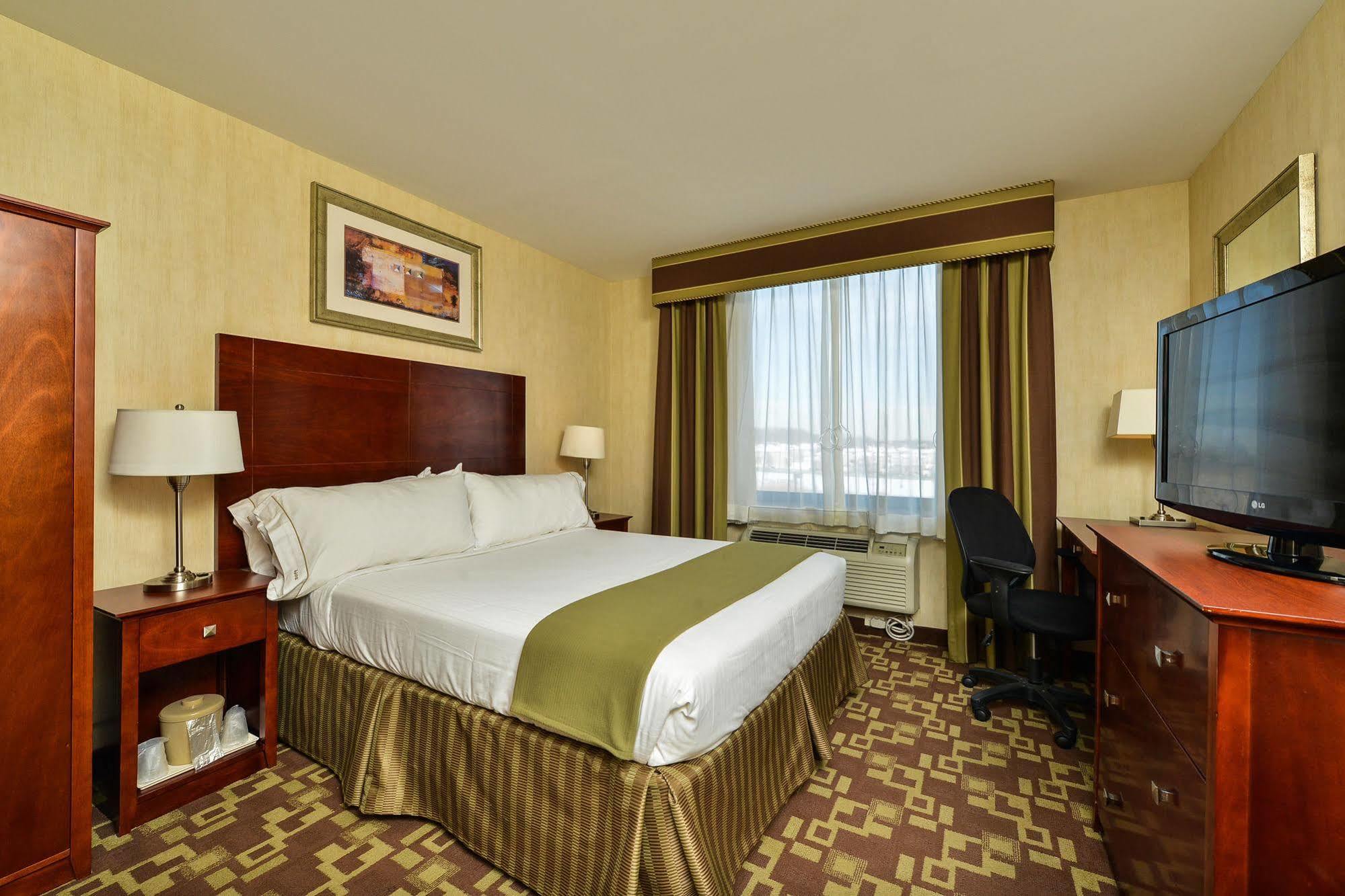 Holiday Express Staten Island West 3*
