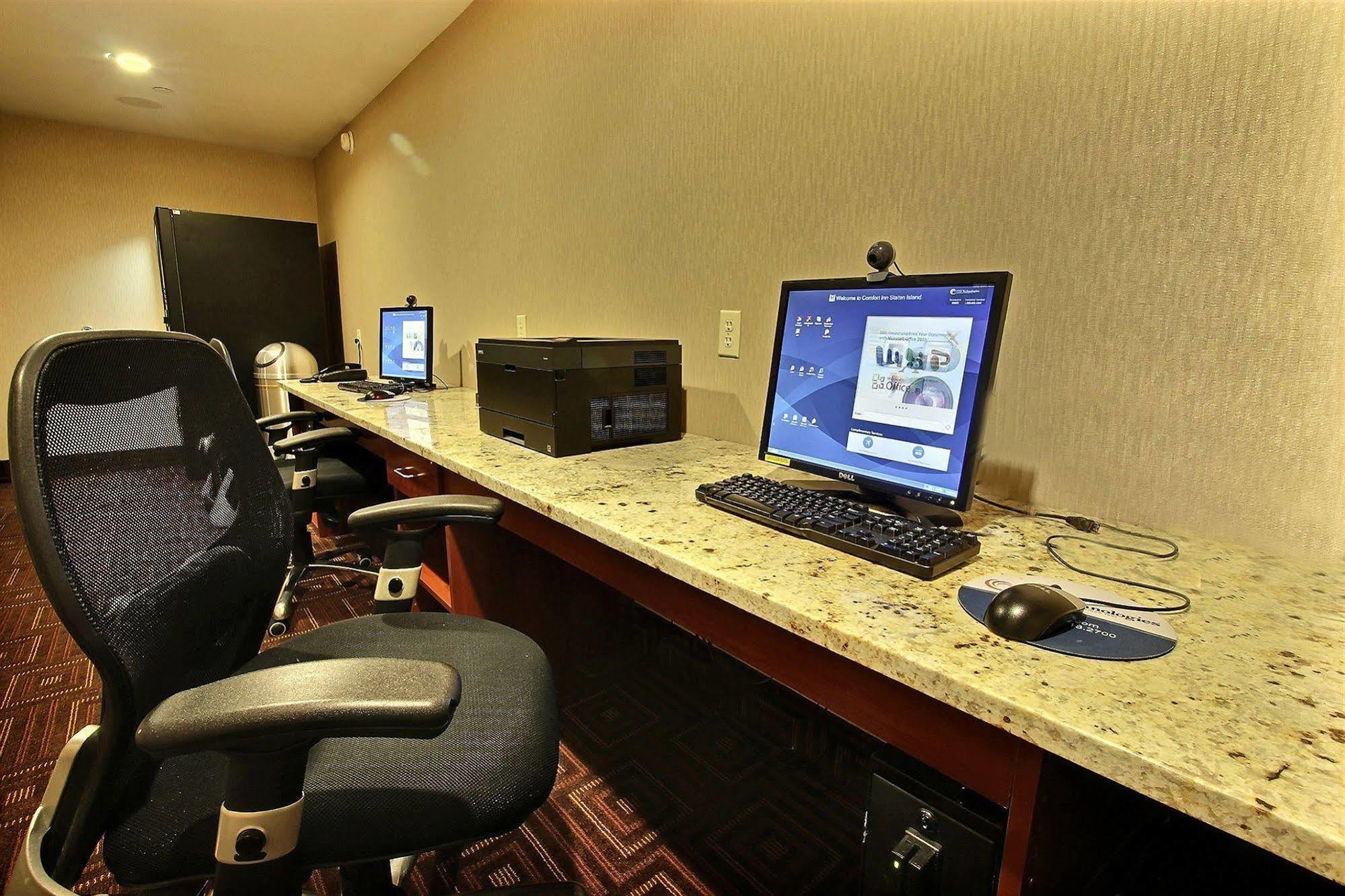 Holiday Express Staten Island West Hotel 3*