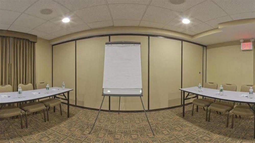 Hotel Holiday Express Staten Island West 3*
