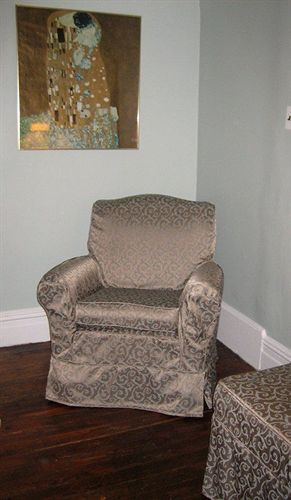 Bronx Guest house 2*