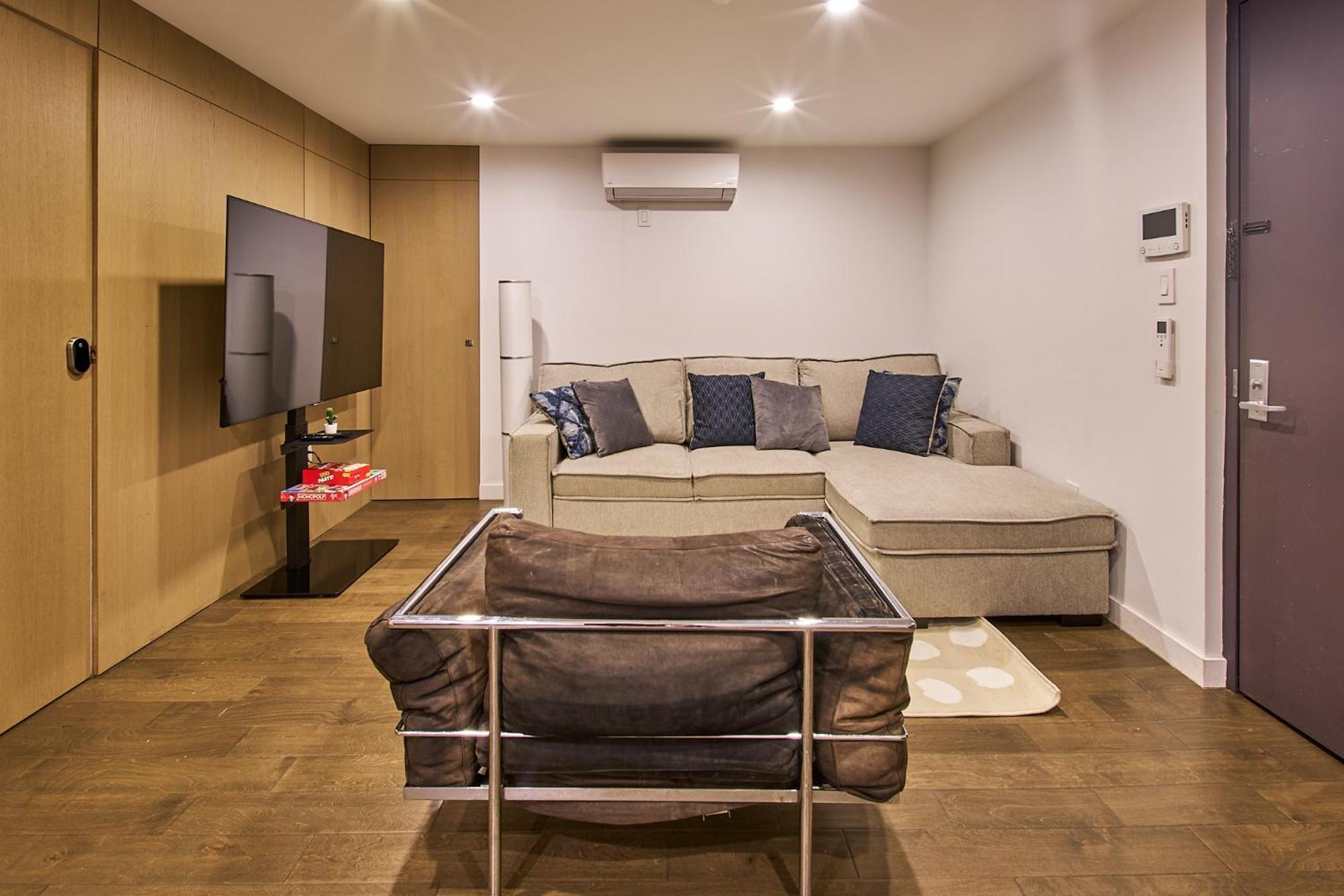 Modern 2 Bedroom Retreat In Downtown Manhattan *
