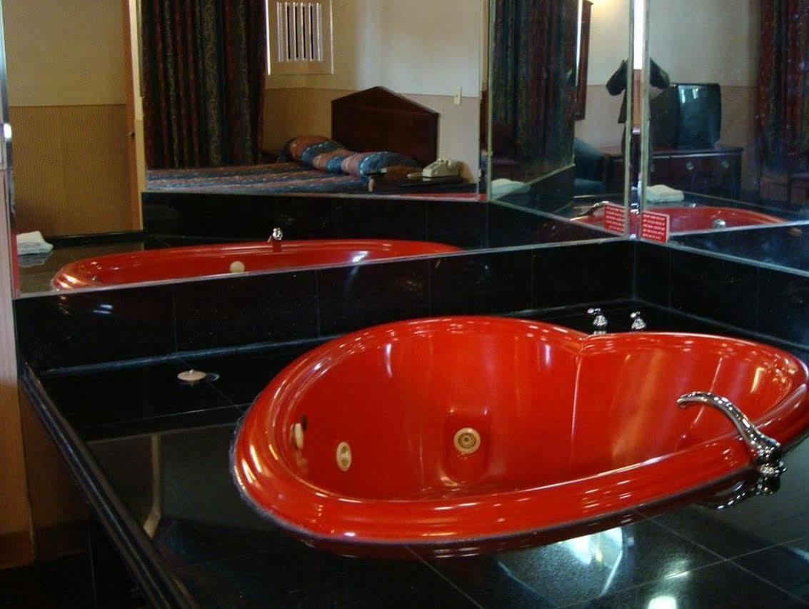 Riviera Motor Brooklyn Hotel 2*