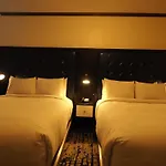 Night Hotel Broadway