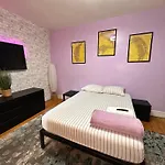 Modern Xl Queen Room Comfort & Character In Harlem