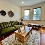 Modern Apartment - 3 Bedrooms, 2 Bathrooms