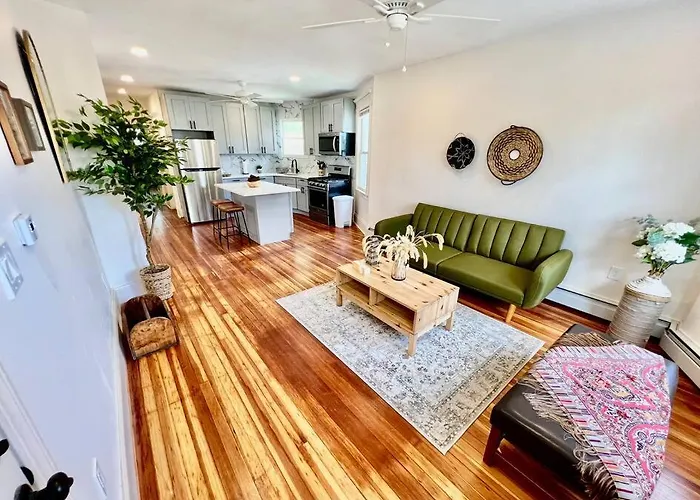 Modern Apartment - 3 Bedrooms, 2 Bathrooms