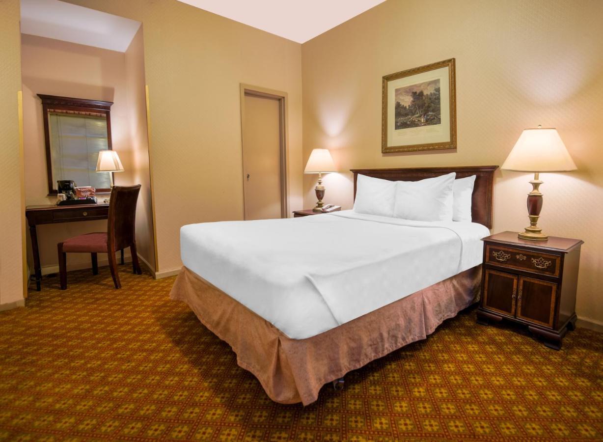 Hotel Night Broadway 3*