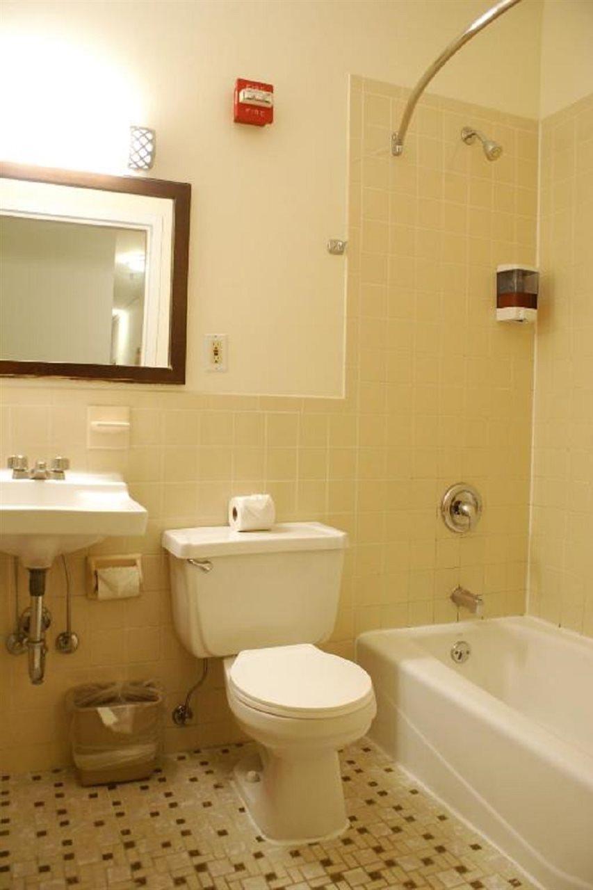 Americana Hotel 2*