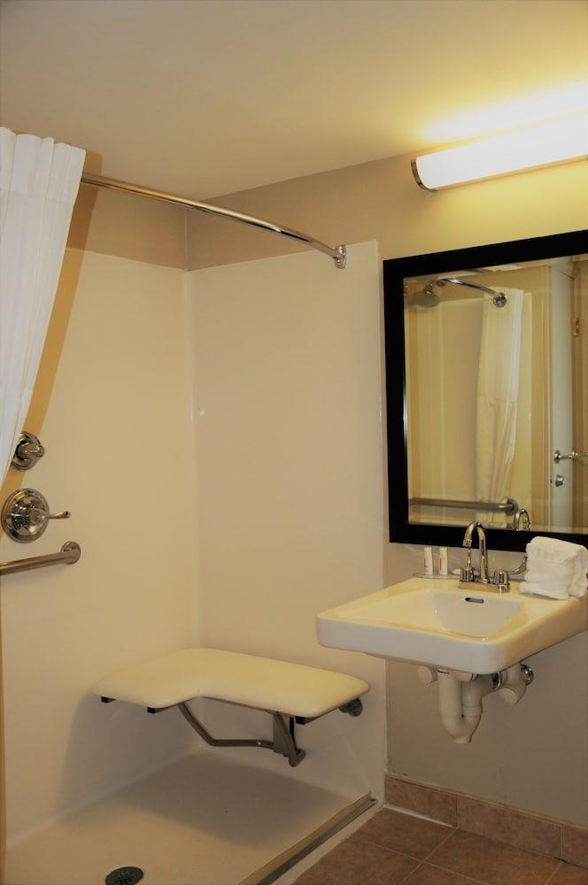 Ramada By Wyndham Staten Island