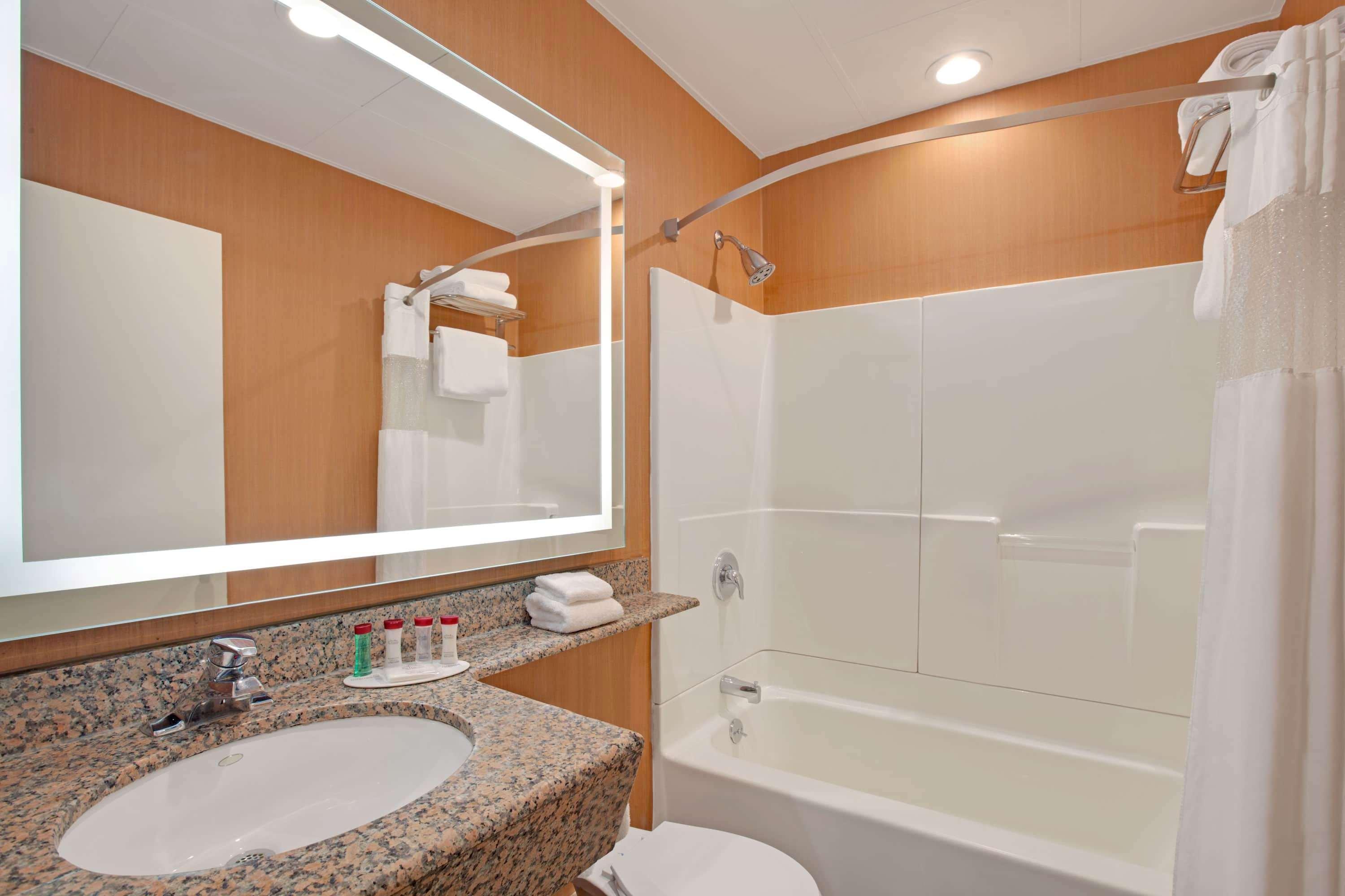 Ramada By Wyndham Bronx 3*