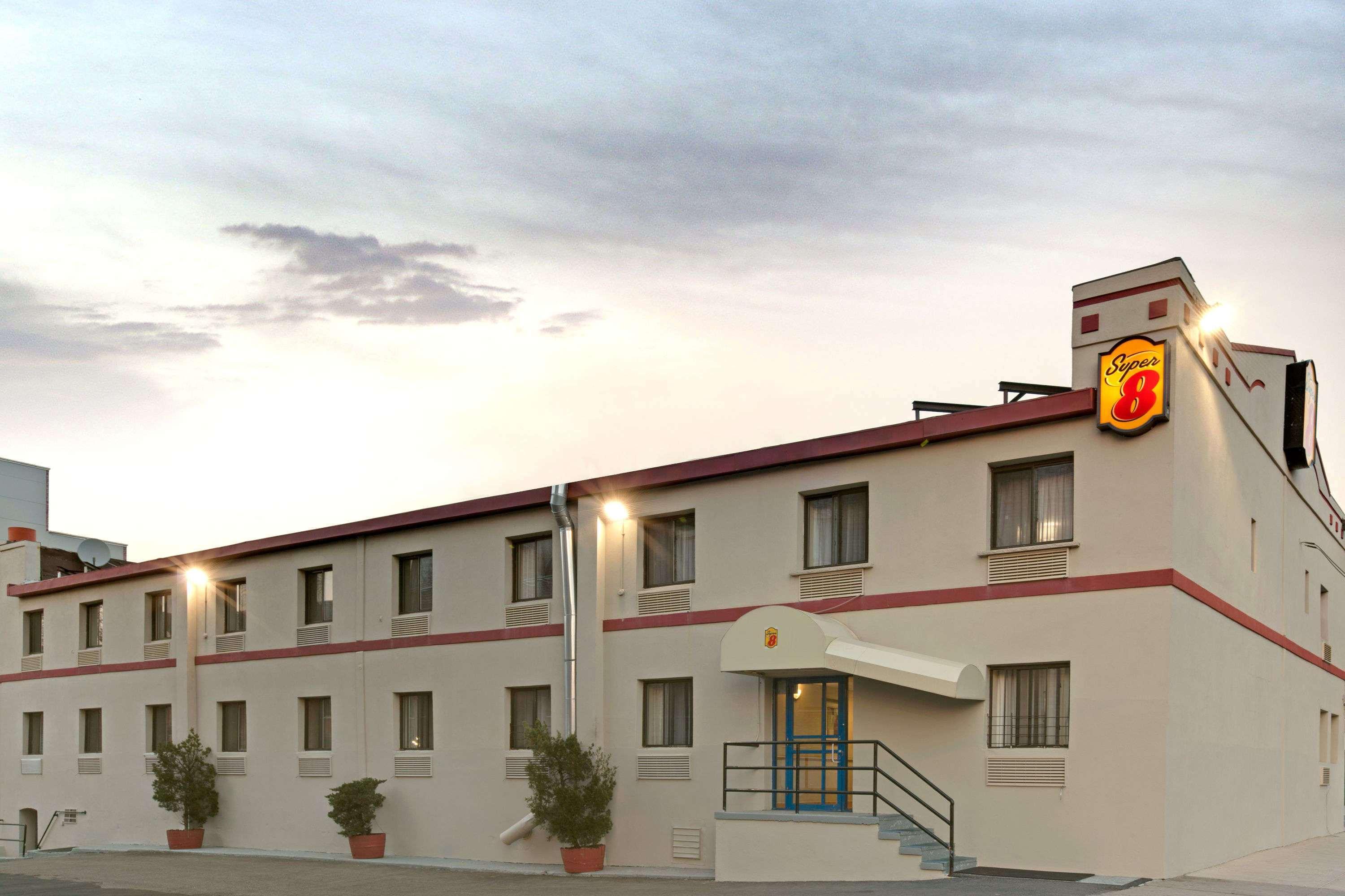 Hotel Super 8 By Wyndham Long Island City Lga