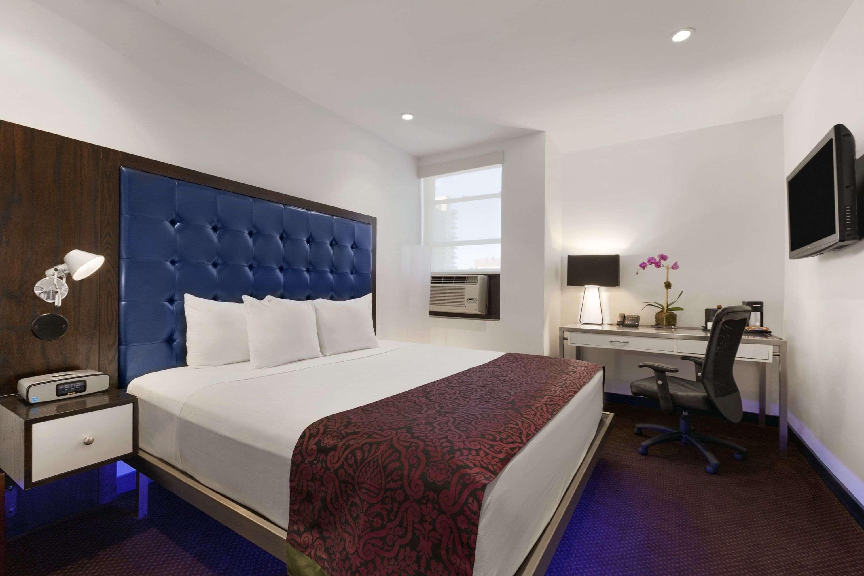 Night Broadway Hotel 3*