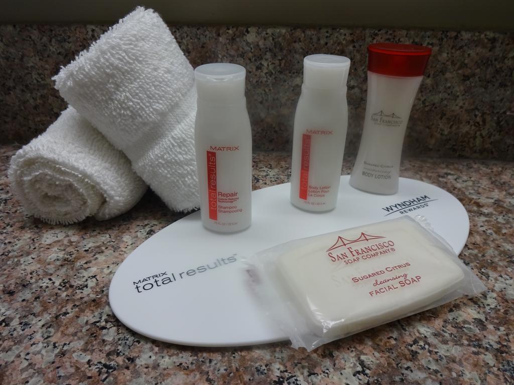 Ramada By Wyndham Staten Island Hotel 3*