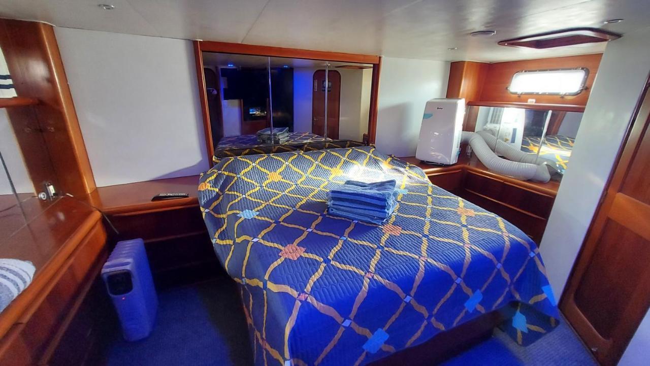 Cozy Ocean 3xdeck Yacht Botel