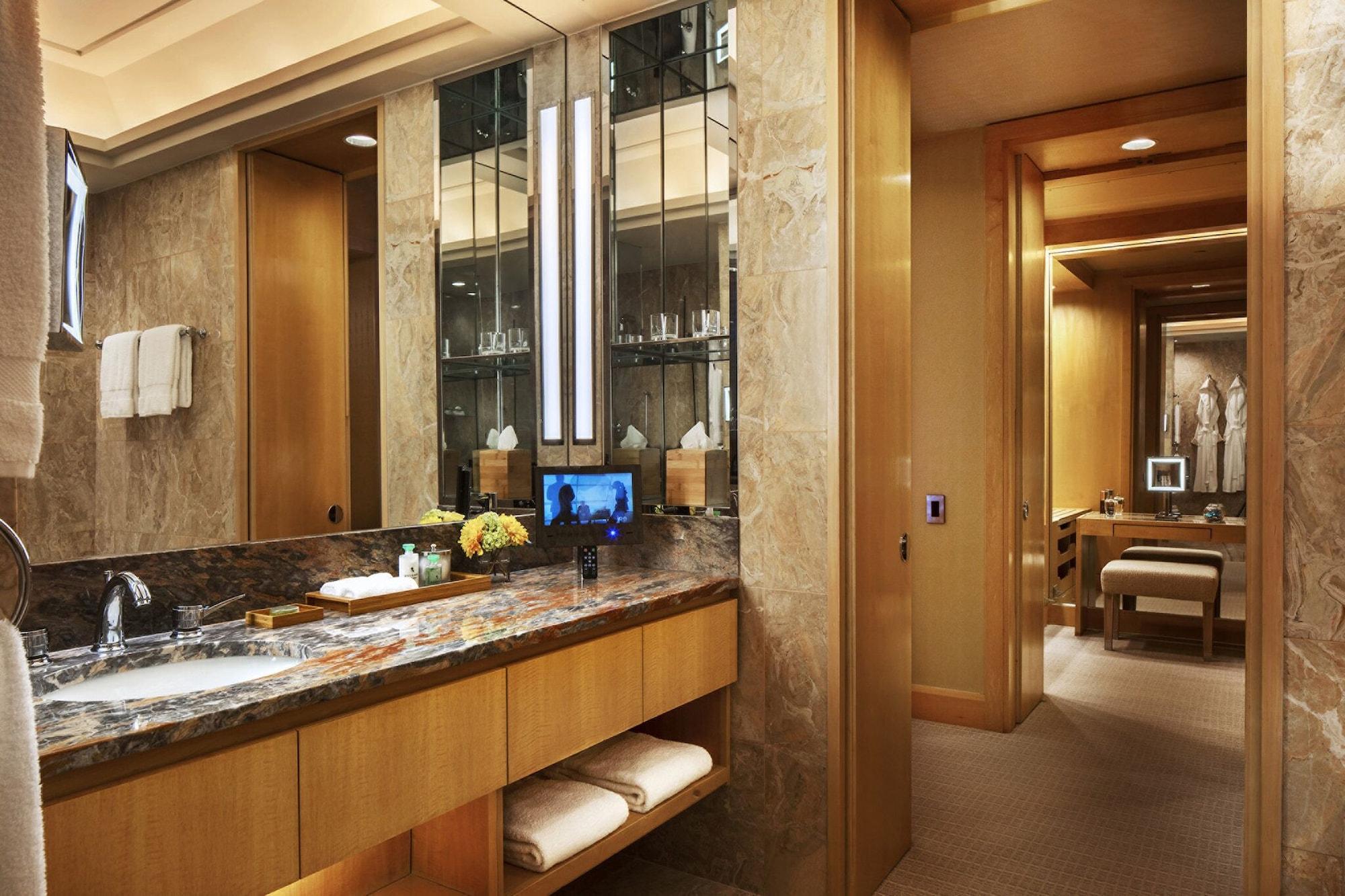 Four Seasons Hotel 5*
