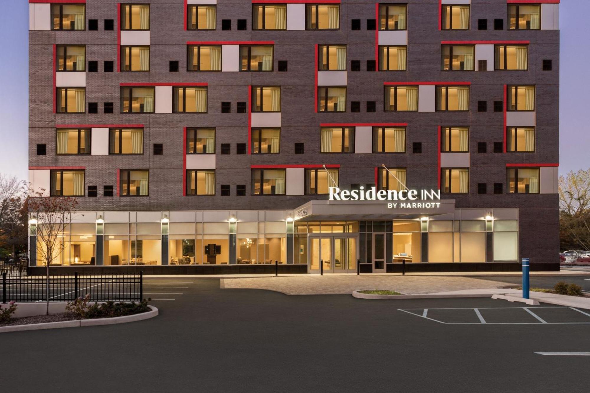 Hotel By Marriott Jfk Airport 3*