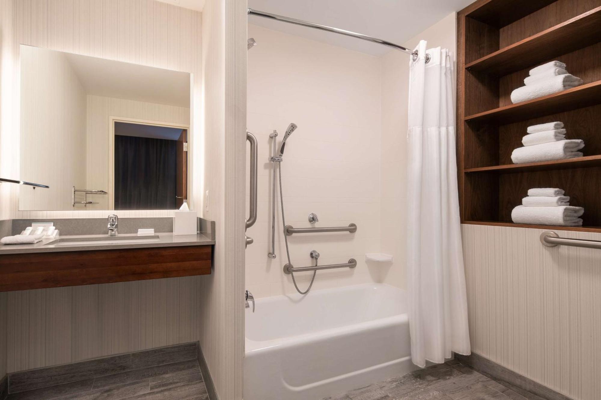 Hilton Garden Long Island Hotel 3*
