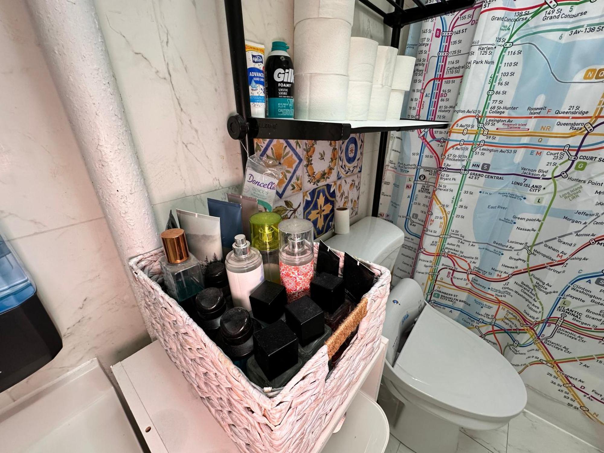 Tropical Comfort Room In Harlem Cozy Stay With Snacks & Style *