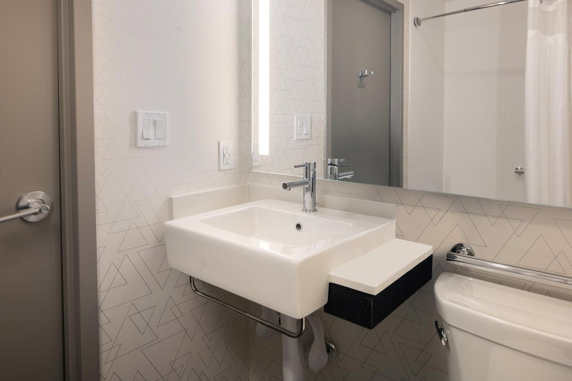 Holiday Express City Chelsea By Ihg Hotel