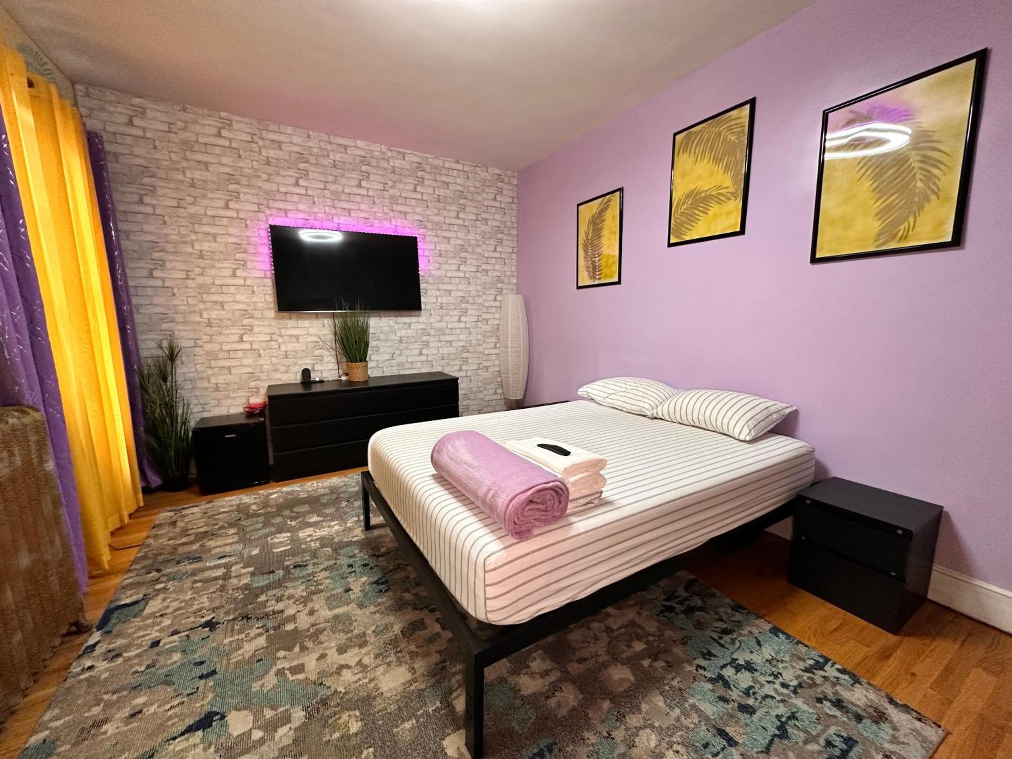 Modern Xl Queen Room Comfort & Character In Harlem *