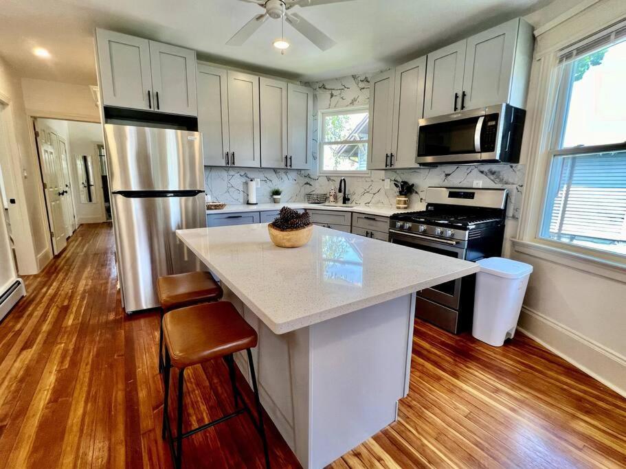 Modern - 3 Bedrooms, 2 Bathrooms