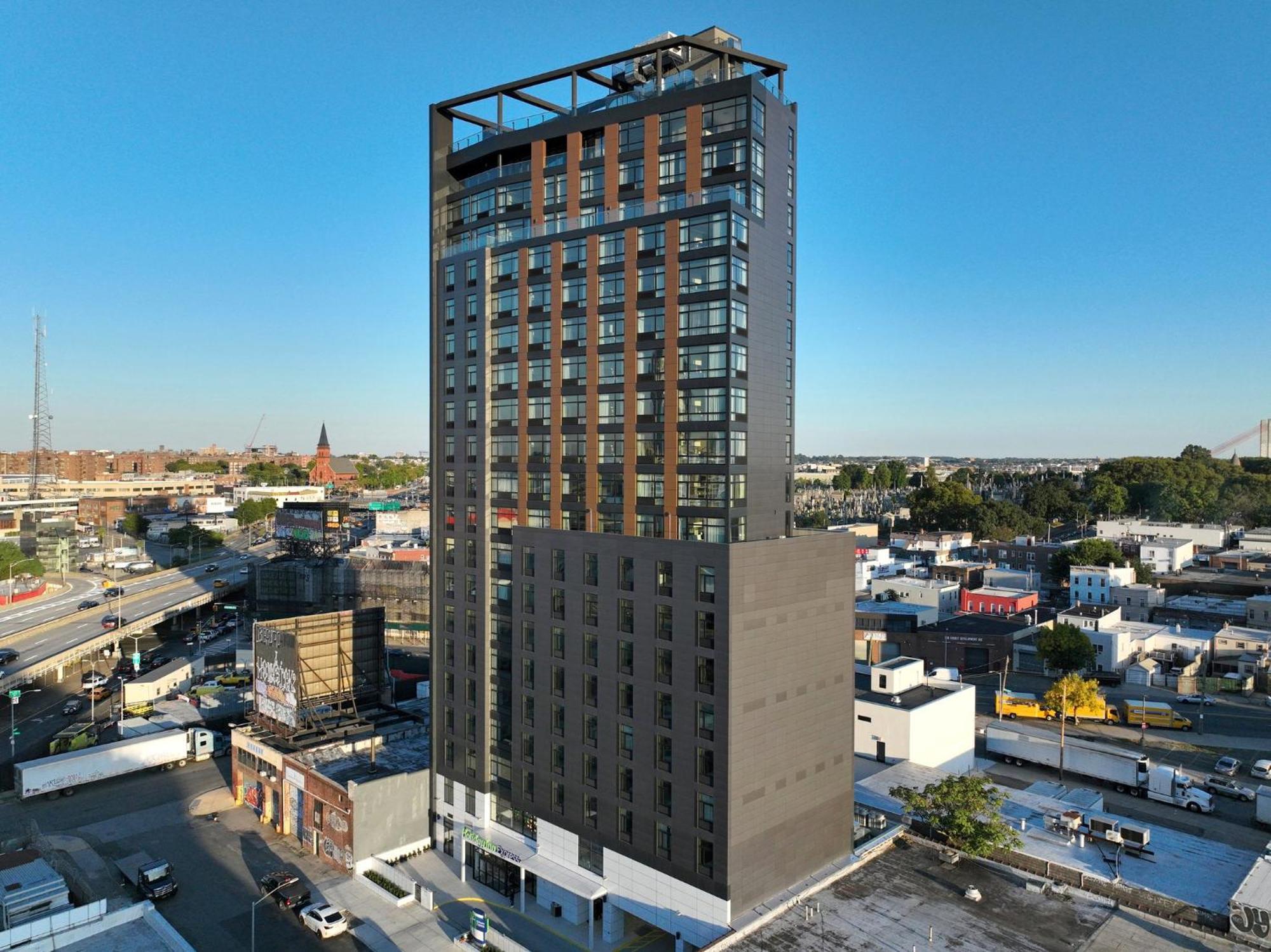 Express Long Island E - By Ihg