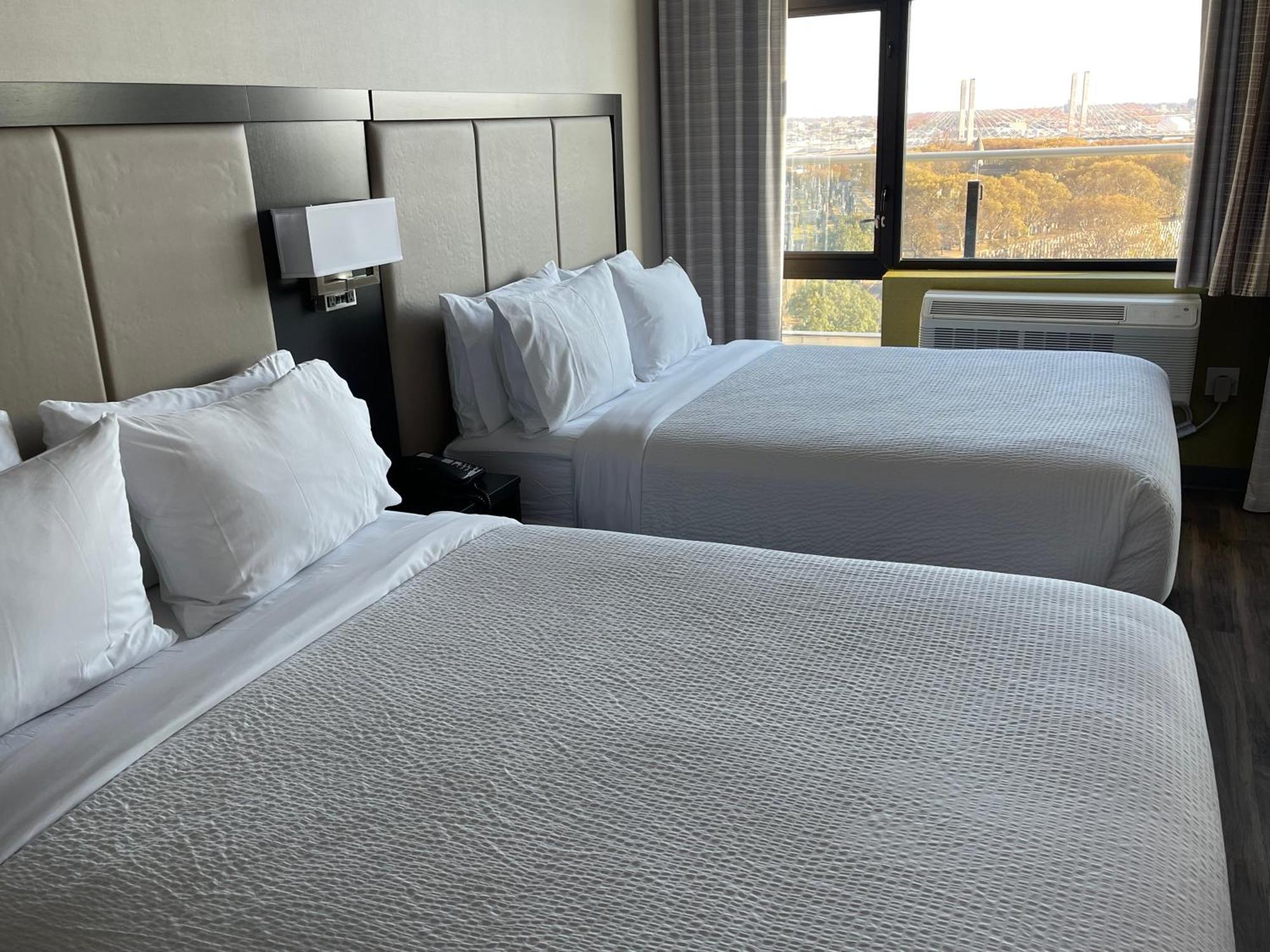Express Long Island E - By Ihg Hotel 3*