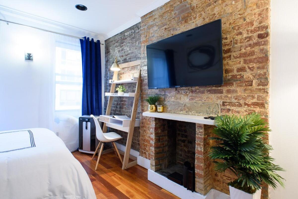 24-17 Renovated Prime Location Wd Apartment