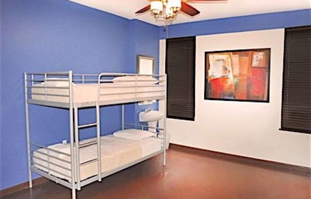 Hostel Broadway & *